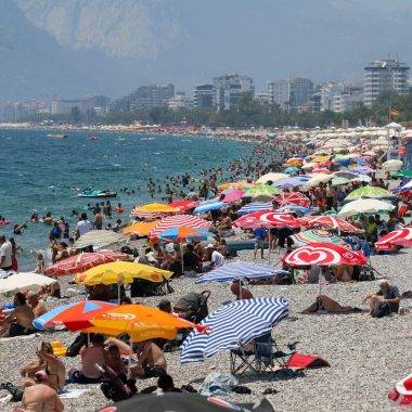 Nem yükseldi, Antalya'da plajlar serinlemek isteyenleri ağırladı