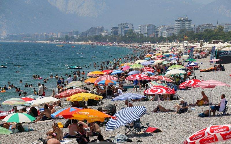 Nem yükseldi, Antalya'da plajlar serinlemek isteyenleri ağırladı