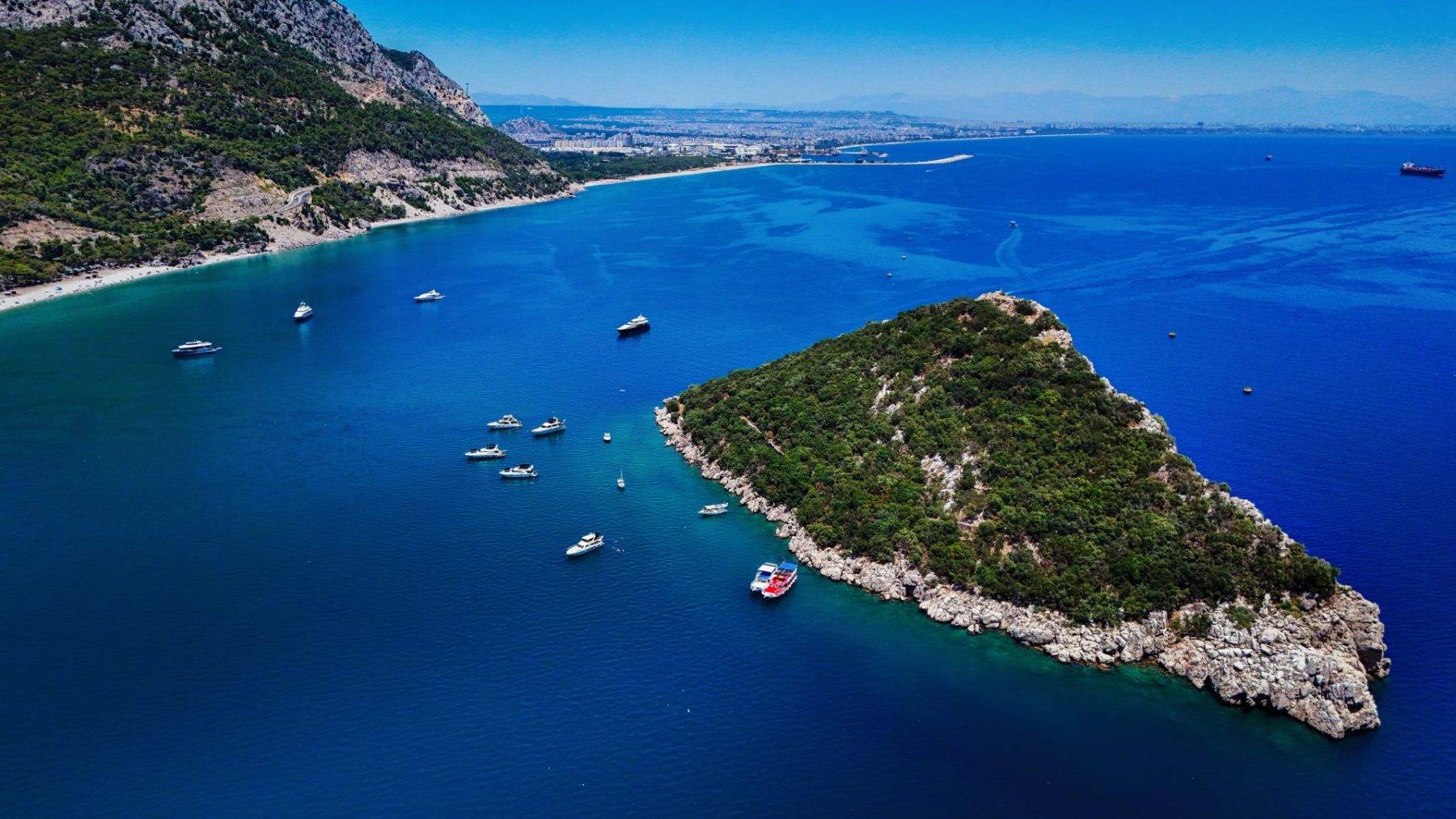 Antalya'da tur tekneleri ve yatların favori adresi: Sıçan Adası