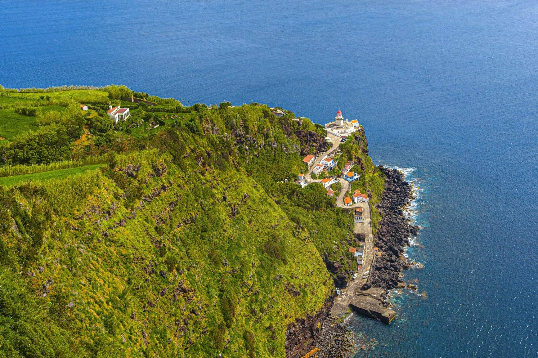 Atlas Okyanusu'nun volkanik kayalar üzerindeki gözcüsü: Farol do Arnel Deniz Feneri