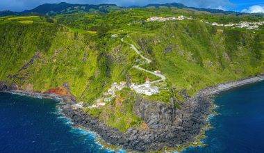 Atlas Okyanusu'nun volkanik kayalar üzerindeki gözcüsü: Farol do Arnel Deniz Feneri