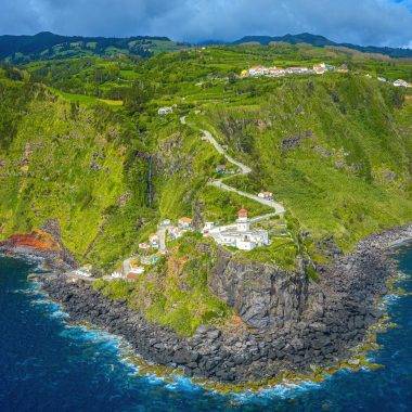 Atlas Okyanusu'nun volkanik kayalar üzerindeki gözcüsü: Farol do Arnel Deniz Feneri
