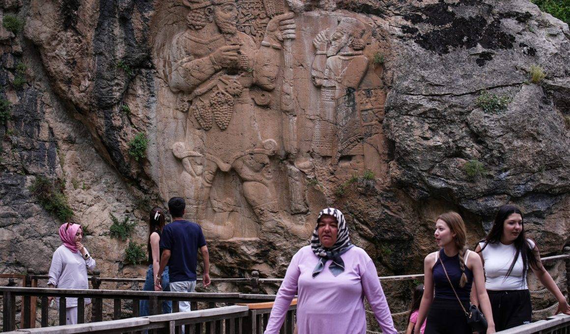 Konya'nın kayalara işlemiş tarihi: Dünyanın ilk yazılı tarım anıtı hayran bırakıyor
