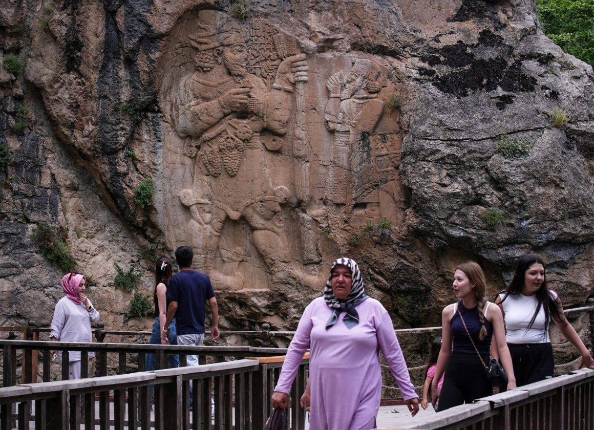 Konya'nın kayalara işlemiş tarihi: Dünyanın ilk yazılı tarım anıtı hayran bırakıyor