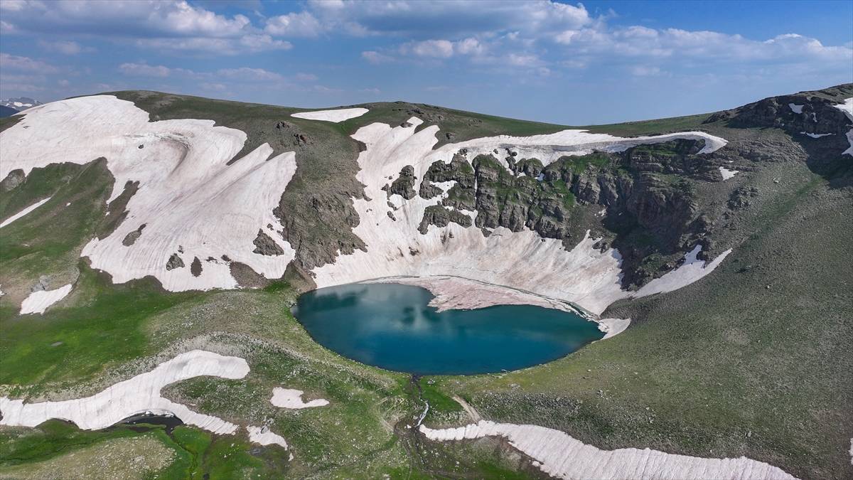 Buzul gölleri ve menderesleri ile doğa tutkunlarının yeni gözdesi: Faraşin Yaylası