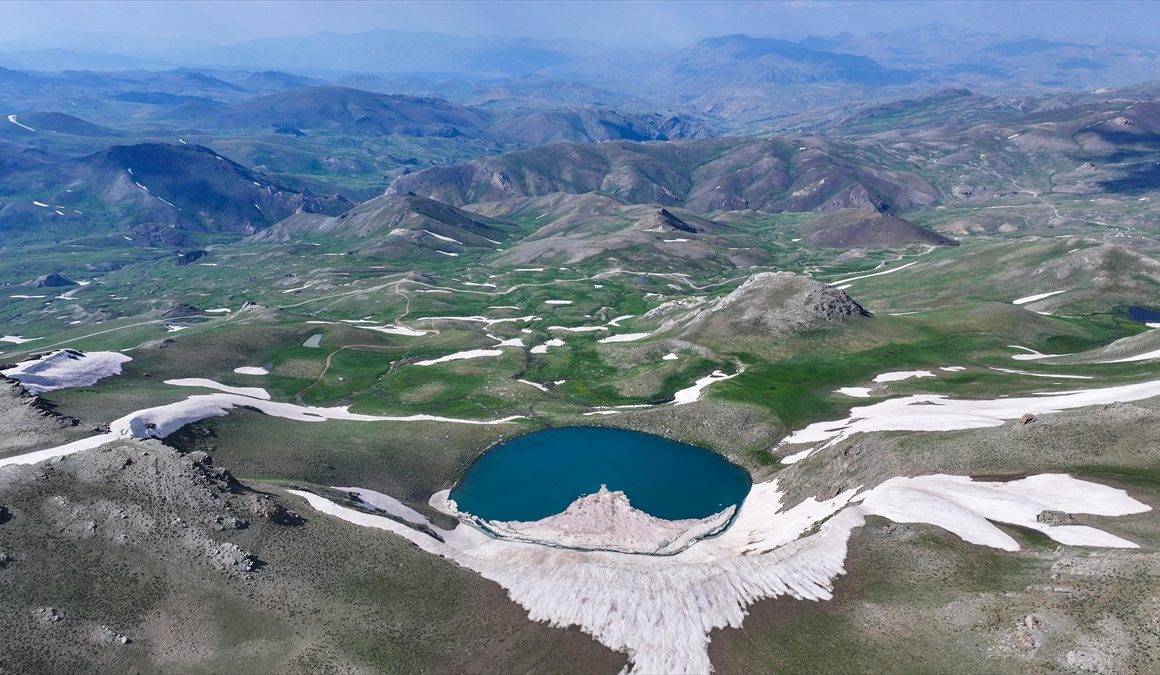 Buzul gölleri ve menderesleri ile doğa tutkunlarının yeni gözdesi: Faraşin Yaylası