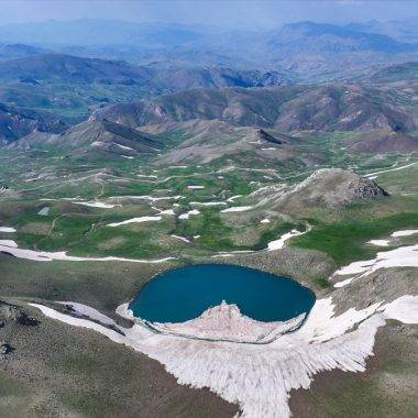 Buzul gölleri ve menderesleri ile doğa tutkunlarının yeni gözdesi: Faraşin Yaylası