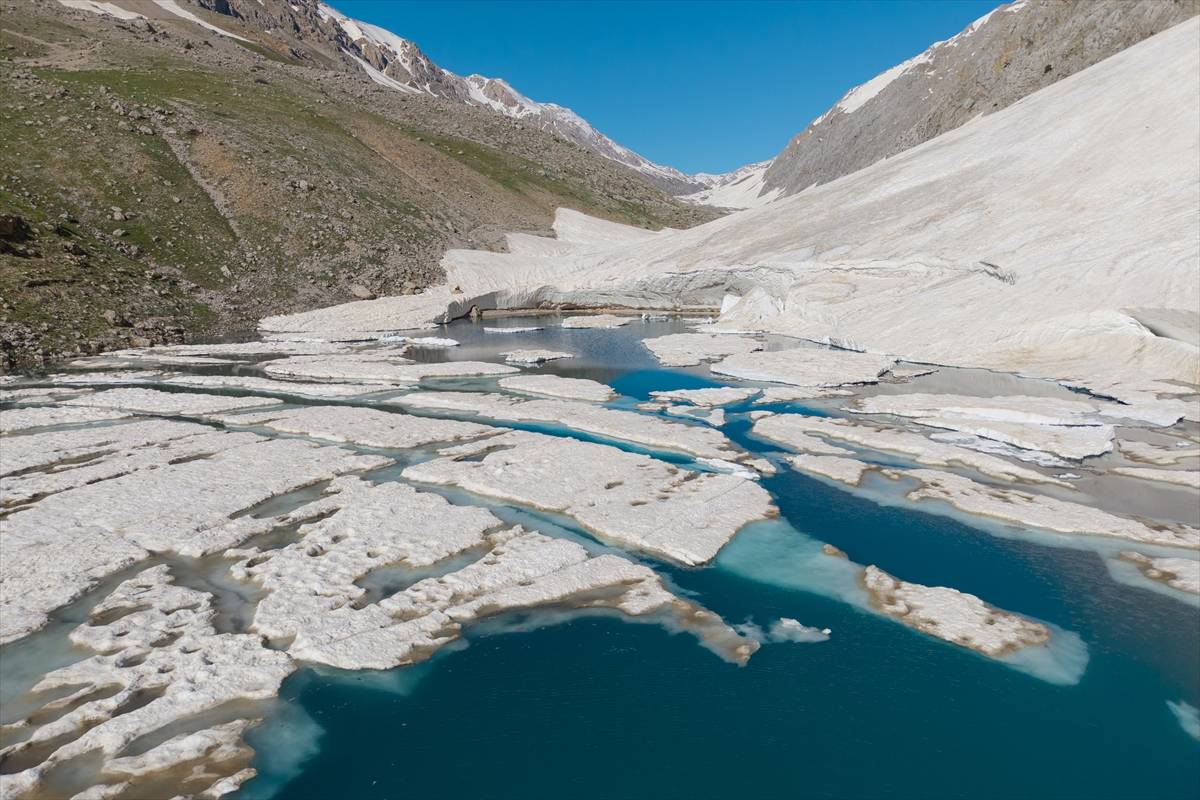 Saatlerce yürüyerek ulaşılan manzaralar! Tunceli'nin buzul gölleri doğaseverlerin rotasında