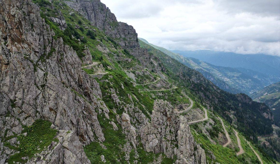 Dünyanın en tehlikeli yollarından biri! Derebaşı virajları maceracıların gözdesi