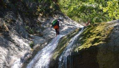 Şelaleden iple iniyorlar: Adrenalin ve doğa tutkunları Doğançay Şelalesi'nde buluştu