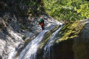 Şelaleden iple iniyorlar: Adrenalin ve doğa tutkunları Doğançay Şelalesi'nde buluştu