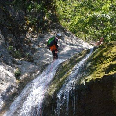 Şelaleden iple iniyorlar: Adrenalin ve doğa tutkunları Doğançay Şelalesi'nde buluştu