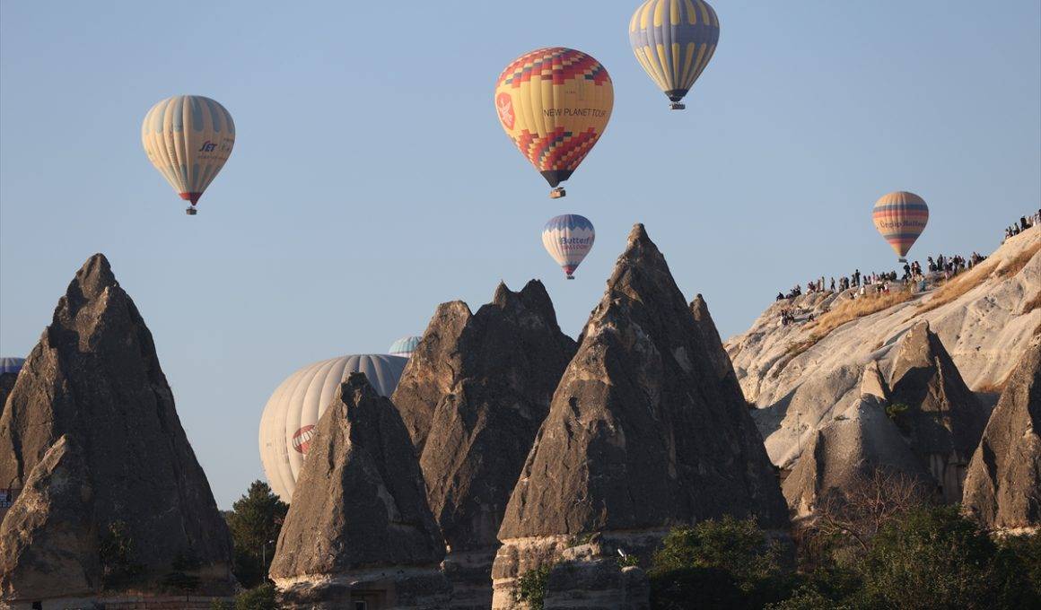 Kapadokya'da sıcak hava balonu turlarına ilgi sürüyor: İlk 6 ayda çeyrek milyon kişi uçtu