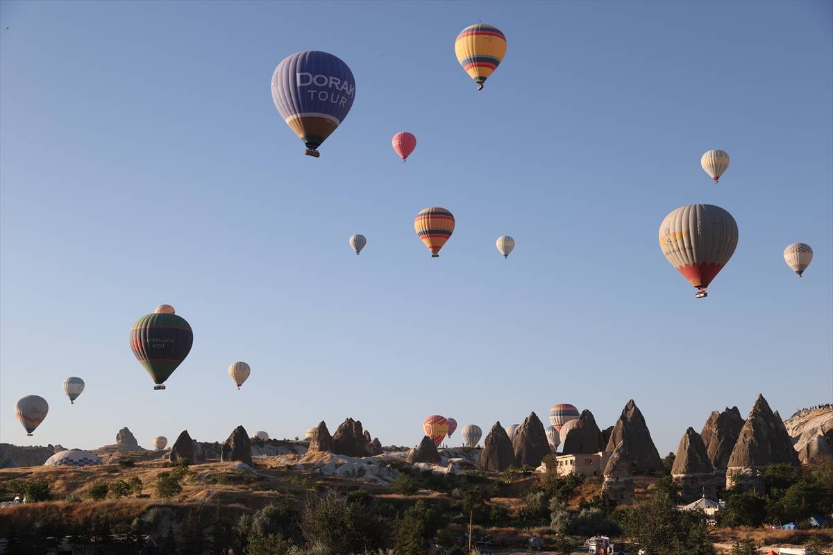 Kapadokya'da sıcak hava balonu turlarına ilgi sürüyor: İlk 6 ayda çeyrek milyon kişi uçtu