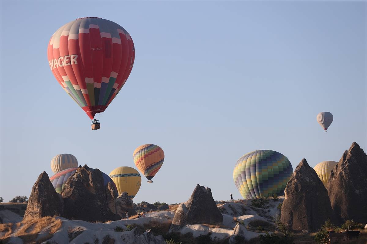 Kapadokya'da sıcak hava balonu turlarına ilgi sürüyor: İlk 6 ayda çeyrek milyon kişi uçtu