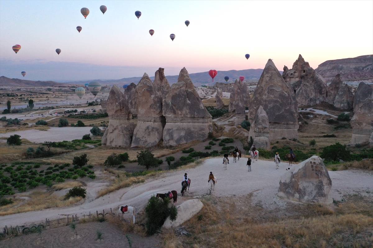 Kapadokya'da sıcak hava balonu turlarına ilgi sürüyor: İlk 6 ayda çeyrek milyon kişi uçtu