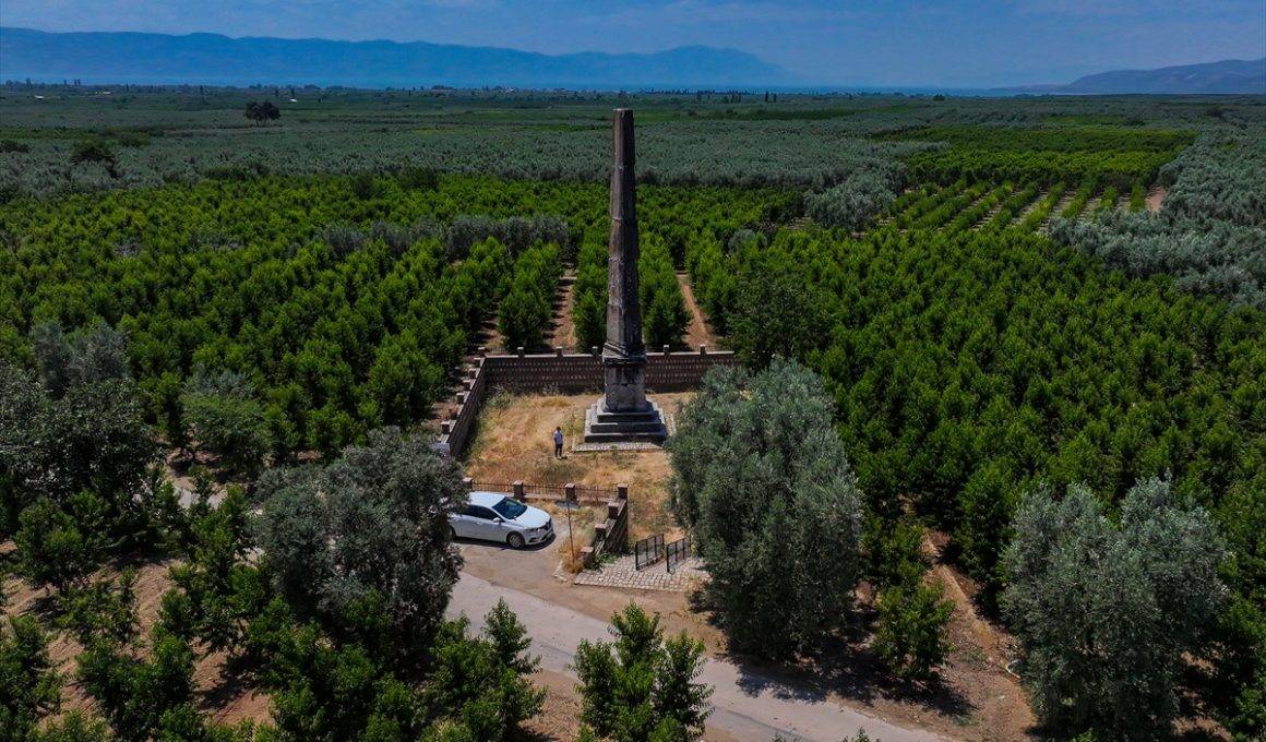 Gören anlam veremiyor! Zeytin bahçeleri ortasında 2 bin yıllık anıt mezar