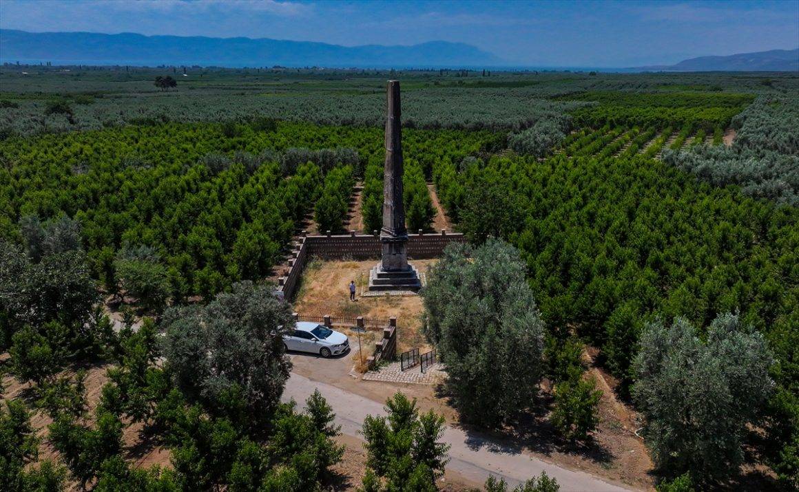 Gören anlam veremiyor! Zeytin bahçeleri ortasında 2 bin yıllık anıt mezar