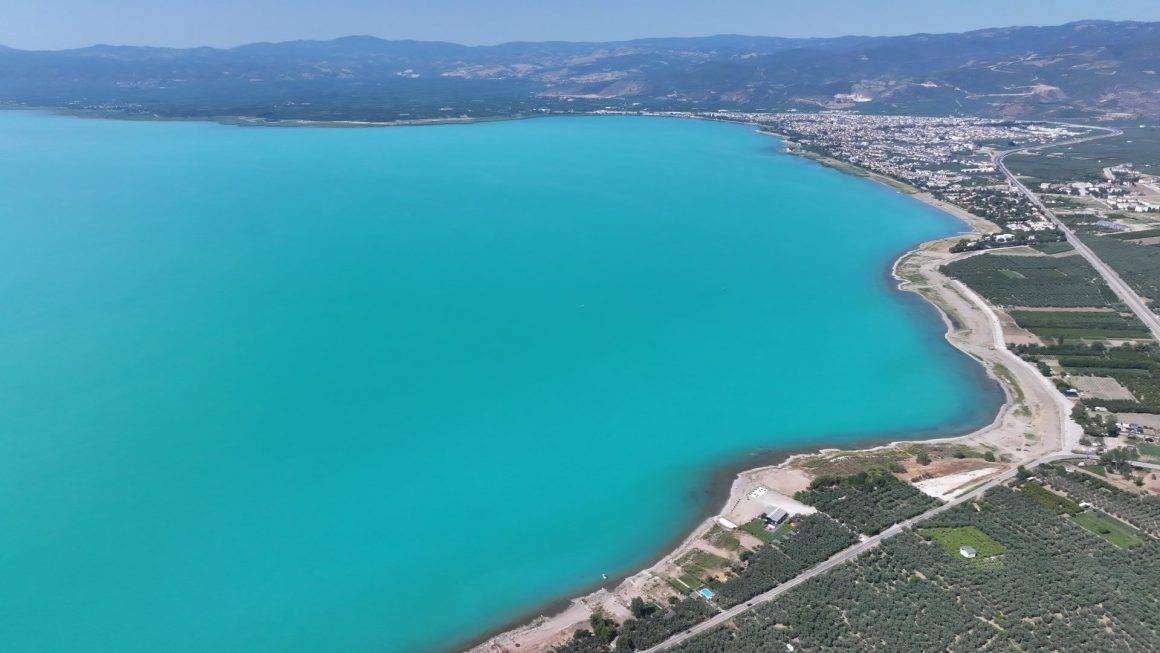 Doğa ve tarihin buluşma noktası İznik Gölü turkuaz renge büründü