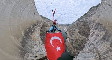 Yüzlerce metreden boşluğa atladılar: Türkiye'nin en yüksek ikinci barajında eşsiz deneyim