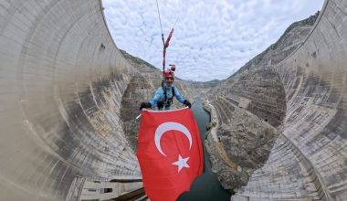 Yüzlerce metreden boşluğa atladılar: Türkiye'nin en yüksek ikinci barajında eşsiz deneyim