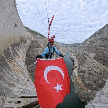 Yüzlerce metreden boşluğa atladılar: Türkiye'nin en yüksek ikinci barajında eşsiz deneyim