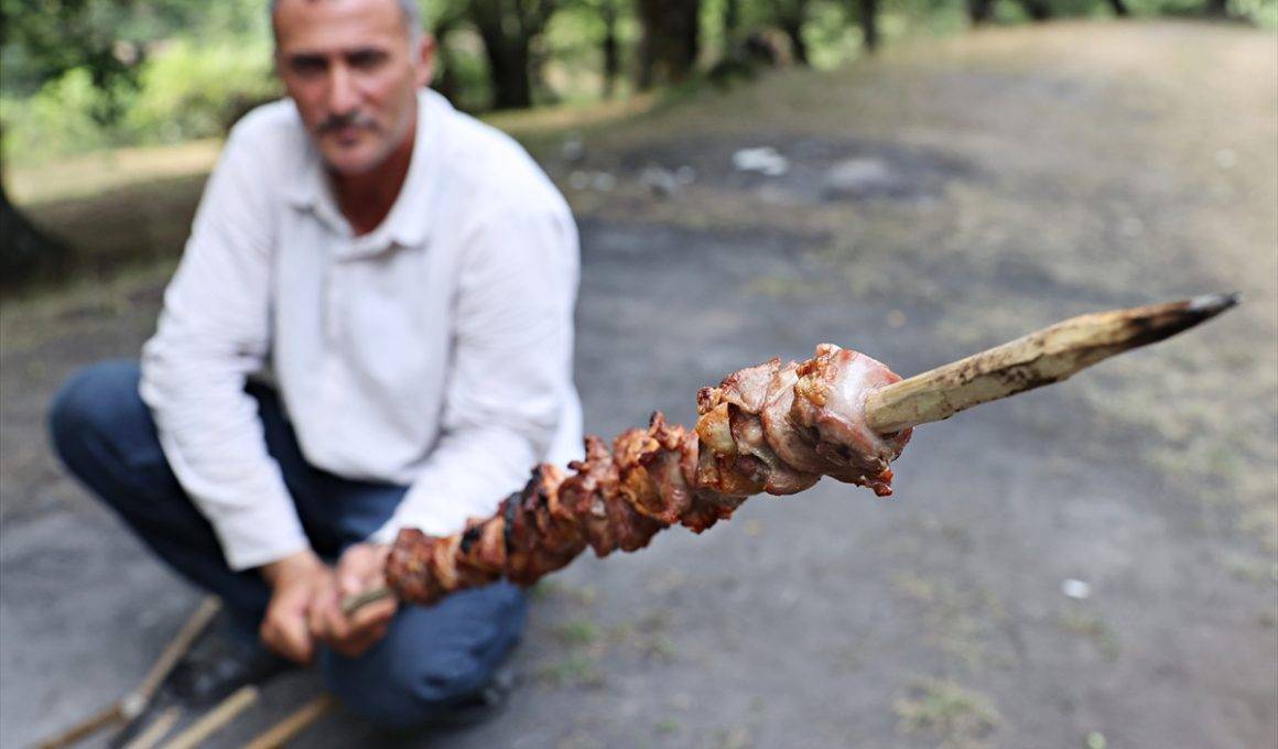 Fındık dallarında pişen, tek baharatlı Tokat lezzeti: Muhat kebabı