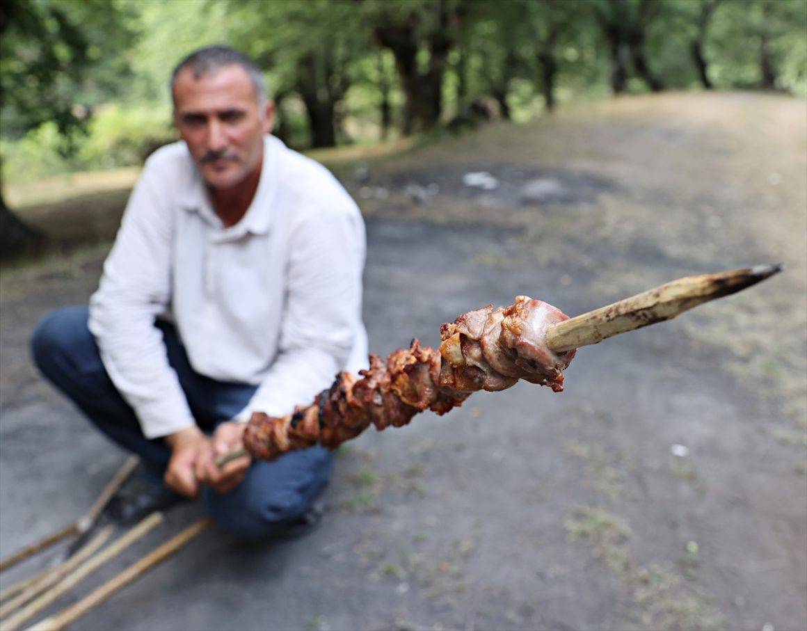 Fındık dallarında pişen, tek baharatlı Tokat lezzeti: Muhat kebabı