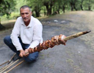Fındık dallarında pişen, tek baharatlı Tokat lezzeti: Muhat kebabı