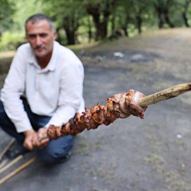 Fındık dallarında pişen, tek baharatlı Tokat lezzeti: Muhat kebabı