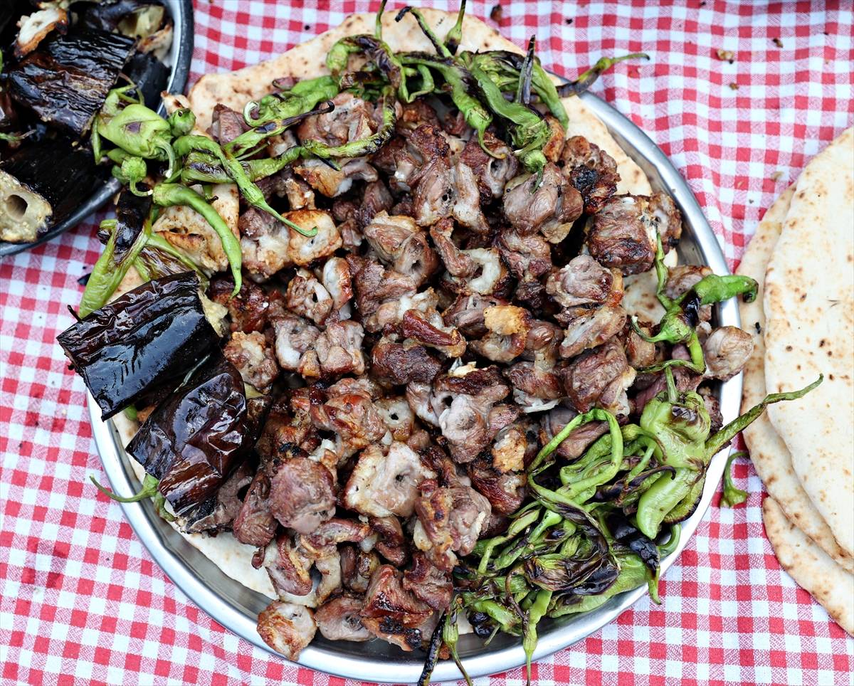 Fındık dallarında pişen, tek baharatlı Tokat lezzeti: Muhat kebabı