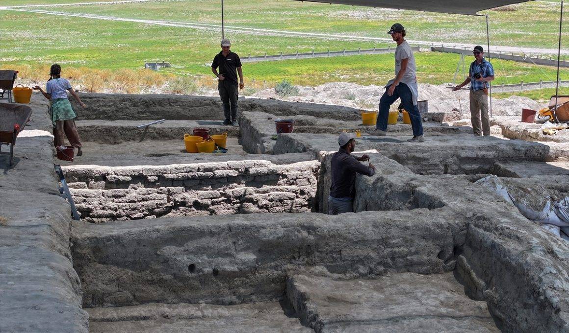 Bir benzeri Almanya'da! Altın muska Konya'daki kazılarda ortaya çıktı