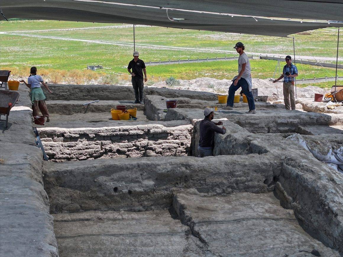 Bir benzeri Almanya'da! Altın muska Konya'daki kazılarda ortaya çıktı