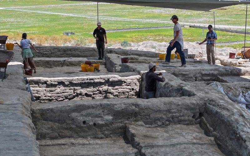 Bir benzeri Almanya'da! Altın muska Konya'daki kazılarda ortaya çıktı