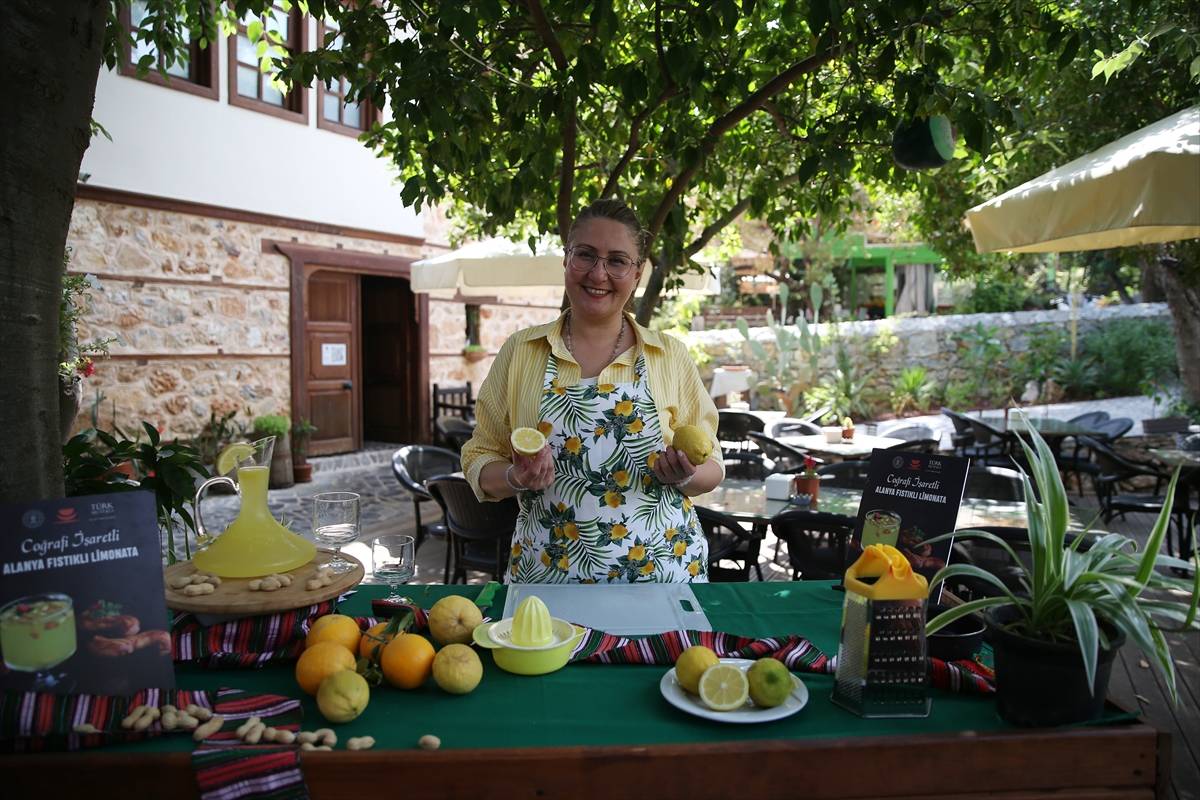 Türkiye'de benzeri az! Fıstıklı limonata önce şaşırtıp sonra serinletiyor 