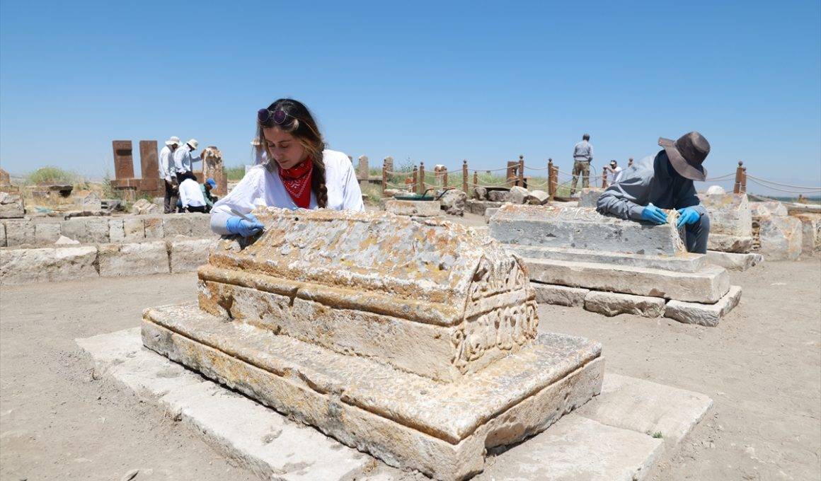 Van'da mezar taşlarına kazınmış tarih: Çelebibağı Selçuklu Mezarlığı'nda ata mirası restore ediliyor