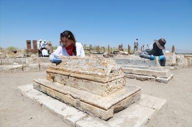 Van'da mezar taşlarına kazınmış tarih: Çelebibağı Selçuklu Mezarlığı'nda ata mirası restore ediliyor