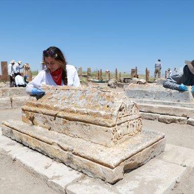 Van'da mezar taşlarına kazınmış tarih: Çelebibağı Selçuklu Mezarlığı'nda ata mirası restore ediliyor