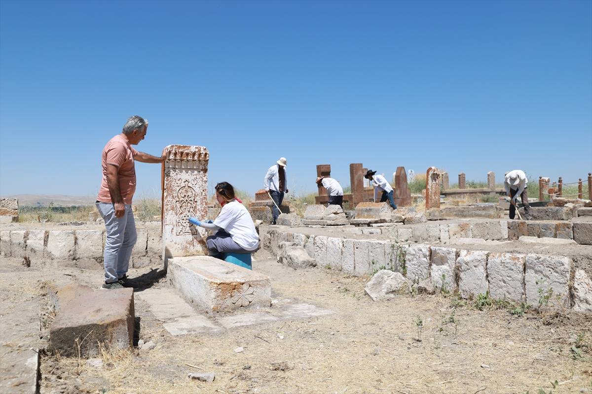 Van'da mezar taşlarına kazınmış tarih: Çelebibağı Selçuklu Mezarlığı'nda ata mirası restore ediliyor