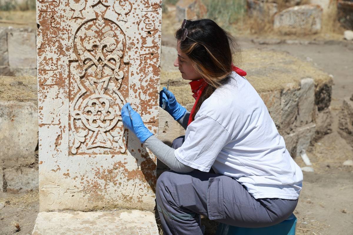 Van'da mezar taşlarına kazınmış tarih: Çelebibağı Selçuklu Mezarlığı'nda ata mirası restore ediliyor