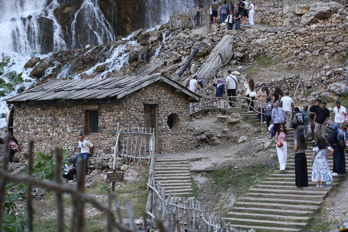 Fotoğraf stüdyolarını aratmıyor! Dağdan fışkıran sular asırlık değirmenle buluşuyor