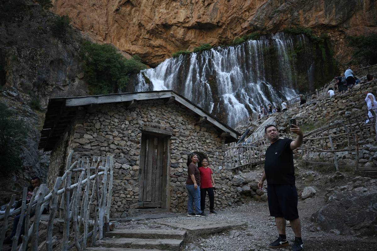 Fotoğraf stüdyolarını aratmıyor! Dağdan fışkıran sular asırlık değirmenle buluşuyor