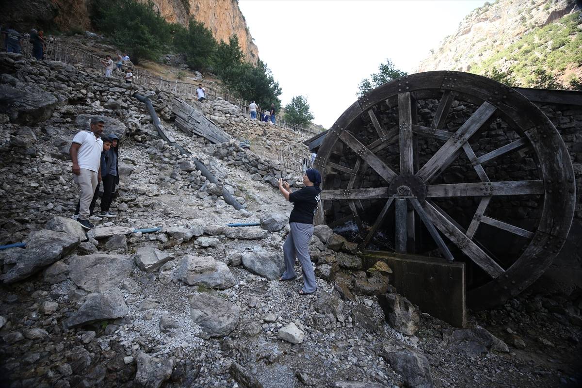 Fotoğraf stüdyolarını aratmıyor! Dağdan fışkıran sular asırlık değirmenle buluşuyor