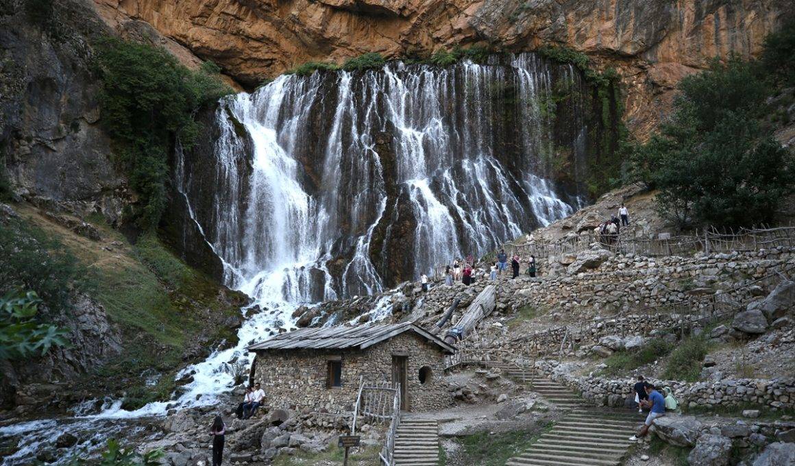 Fotoğraf stüdyolarını aratmıyor! Dağdan fışkıran sular asırlık değirmenle buluşuyor