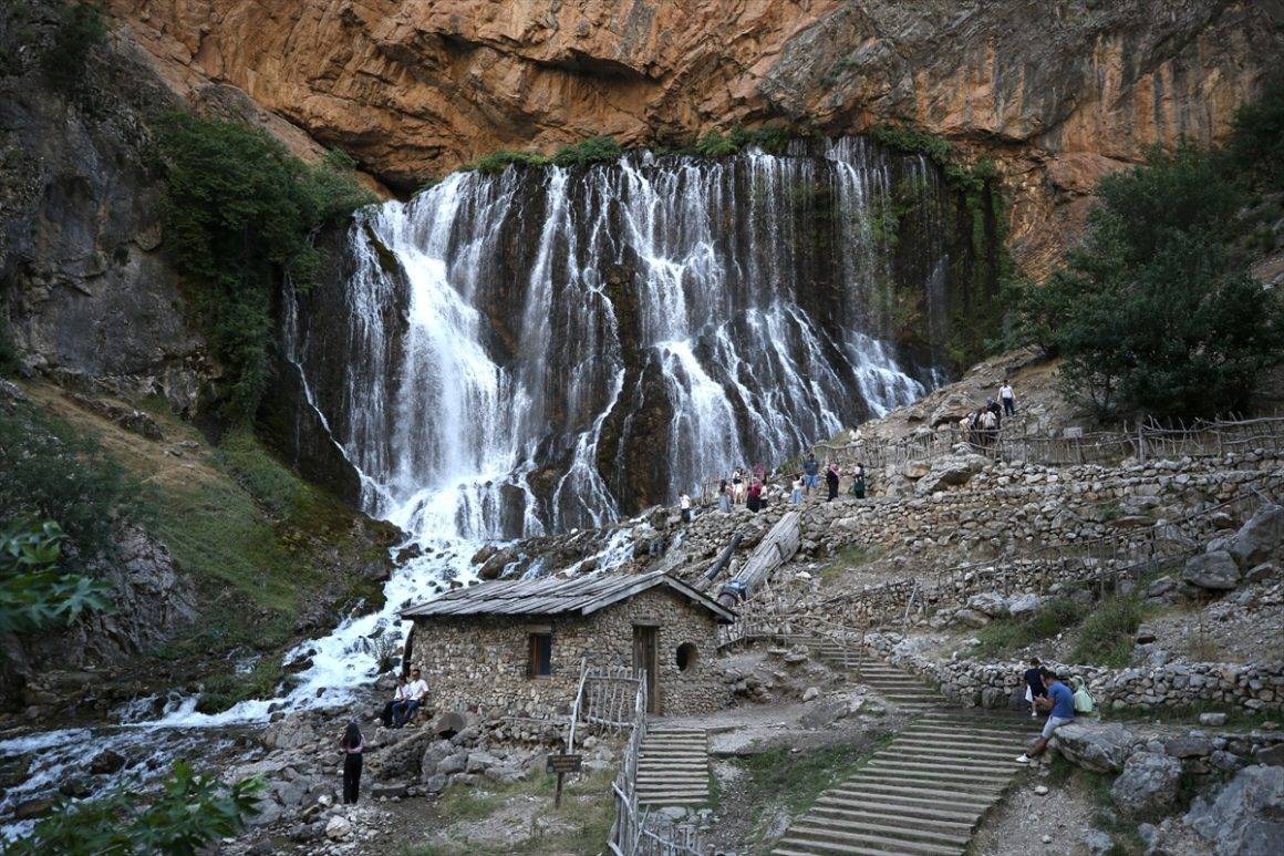 Fotoğraf stüdyolarını aratmıyor! Dağdan fışkıran sular asırlık değirmenle buluşuyor