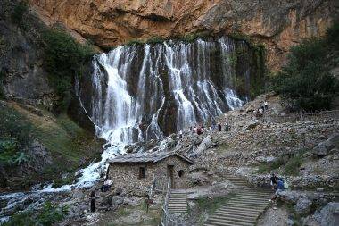 Fotoğraf stüdyolarını aratmıyor! Dağdan fışkıran sular asırlık değirmenle buluşuyor
