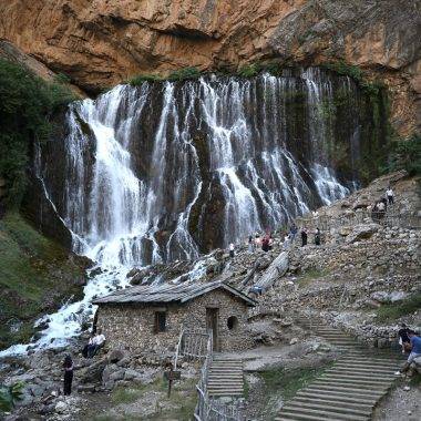 Fotoğraf stüdyolarını aratmıyor! Dağdan fışkıran sular asırlık değirmenle buluşuyor