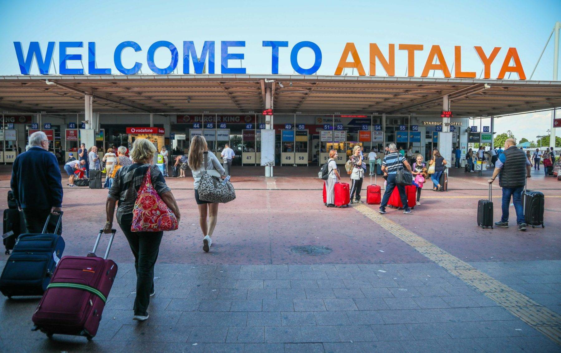 Uçaklar adeta mekik dokudu: 6 ayda 5 milyondan fazla turist Antalya'ya ayak bastı
