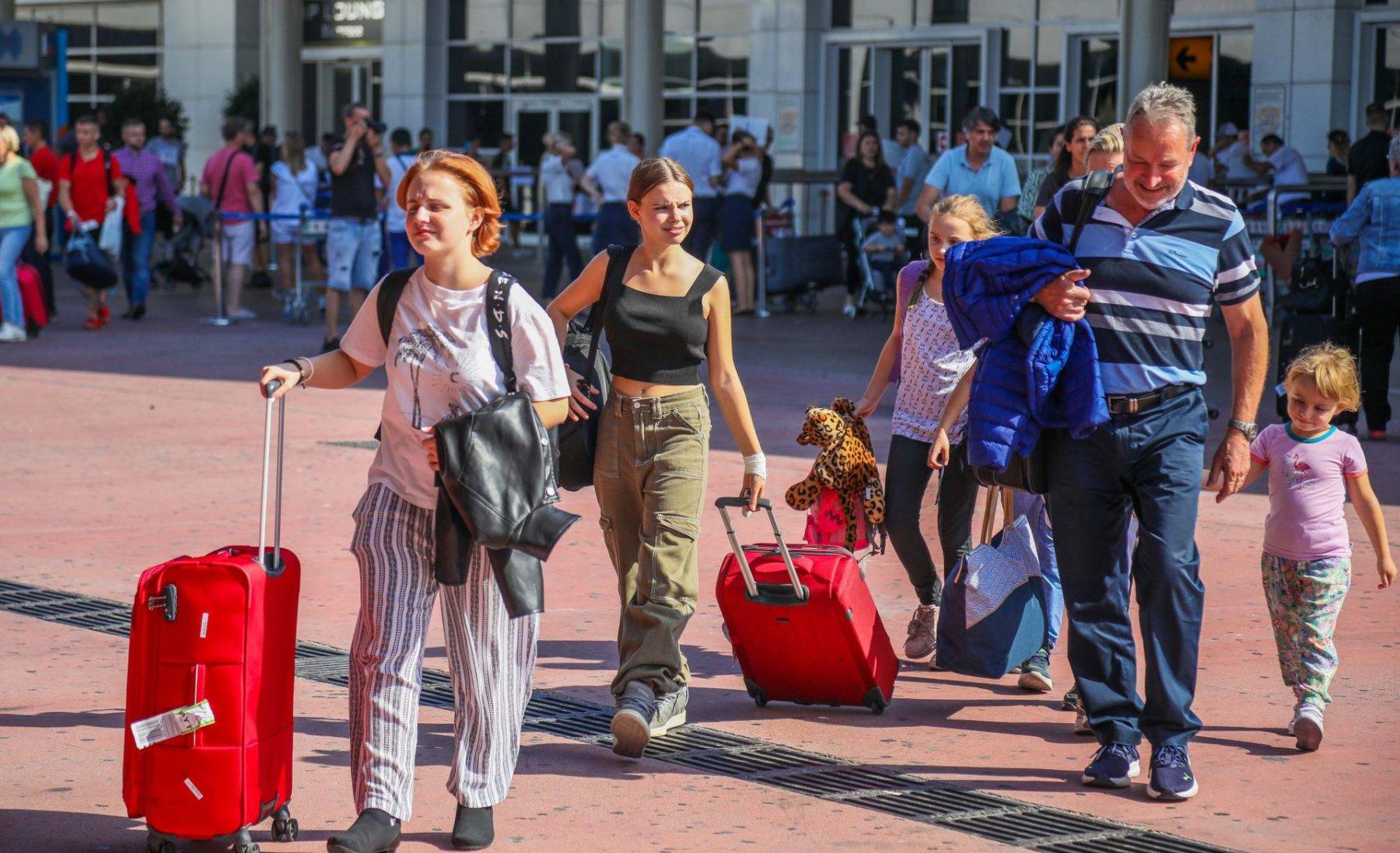 Uçaklar adeta mekik dokudu: 6 ayda 5 milyondan fazla turist Antalya'ya ayak bastı