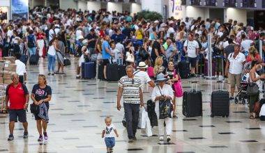 Uçaklar adeta mekik dokudu: 6 ayda 5 milyondan fazla turist Antalya'ya ayak bastı